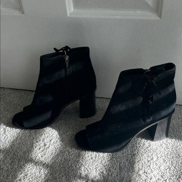 Frye Amy Side Ghillie Bootie NWOT - Picture 4 of 7